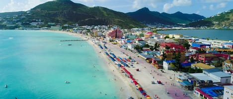 Una spiaggia nelle vicinanze, teli da spiaggia