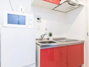 冰箱、微波炉、炉灶、厨具/餐具