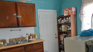 Economy Bungalow | In-room dining - Monthly Lofts and Custom Bunkbeds (New Orleans)