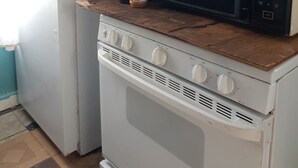 Economy Bungalow | Private kitchen | Shared fridge, shared microwave - Monthly Lofts and Custom Bunkbeds (New Orleans)