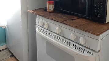 Economy bungalow | Privékeuken | Een koelkast, een microgolfoven