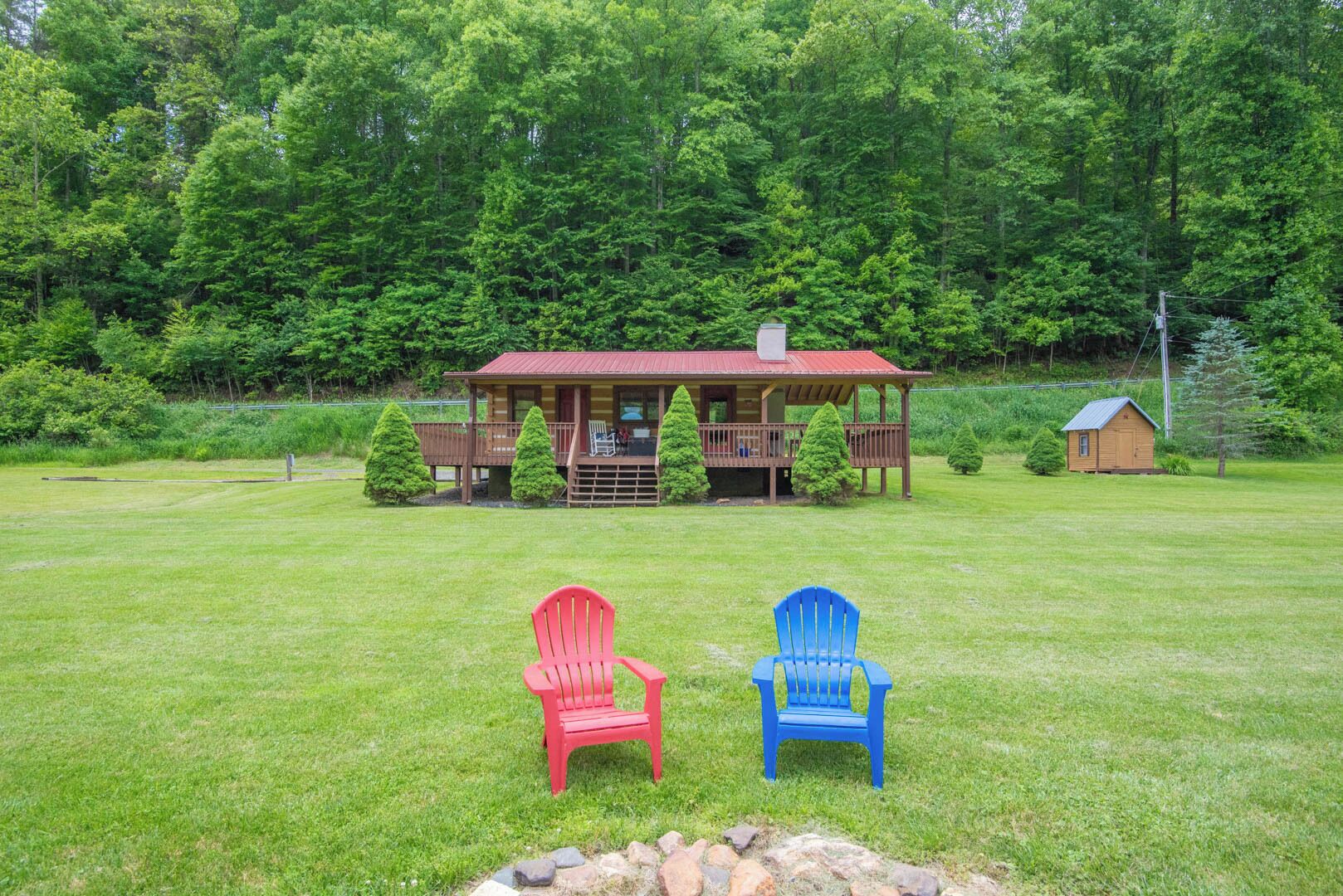 Little Red on the New River + Covered Porch + Fire Pit + Riverfront
