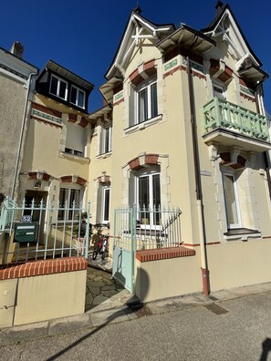 A two-story building with a balcony, a gated entrance, and a mailbox. - Seaview, Ocean view, villa on the historical harbor, city center (Pornic)