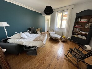 4 bedrooms, iron/ironing board, free WiFi, bed sheets
