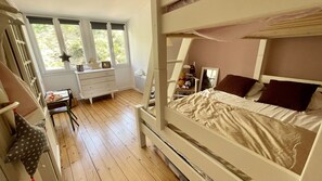 4 slaapkamers, een strijkplank/strijkijzer, gratis wifi, beddengoed