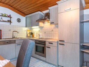 Réfrigérateur, four à micro-ondes, un four, lave-vaisselle