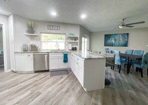 Fridge, microwave, oven, stovetop - DOLPHIN HOUSE (Seminole)