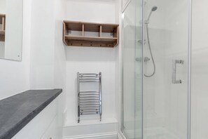 Ensemble baignoire-douche, séchoir à cheveux, serviettes fournies
