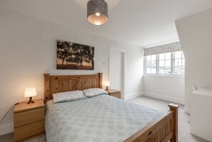 4 bedrooms, iron/ironing board, WiFi, bed sheets - Spacious 10 Sleeper Family Cottage, Juniper Green (Juniper Green)