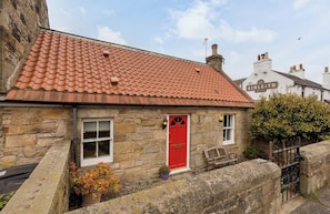 Exterior - Spacious 10 Sleeper Family Cottage, Juniper Green (Juniper Green)