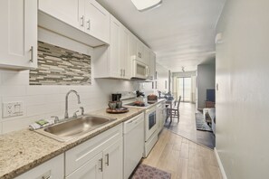 Kjøleskap, mikrobølgeovn, kokeplater og oppvaskmaskin