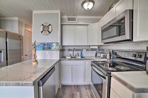 Fridge, microwave, stovetop, dishwasher - Oceanfront Corpus Christi Escape w/ Community Pool (Corpus Christi)