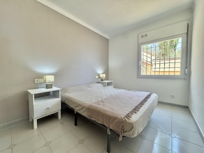 2 chambres, fer et planche à repasser