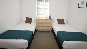 3 habitaciones, tabla de planchar con plancha y cuna de viaje