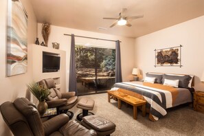 4 bedrooms, iron/ironing board, travel crib, free WiFi - Sedona Retreat: 2 King Suites, Fireplace & Hiking (Sedona)