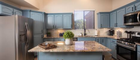 Refrigerador, microondas, horno y parrilla de estufa