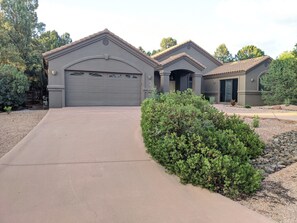 Exterior - Sedona Retreat: 2 King Suites, Fireplace & Hiking (Sedona)