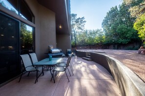 Outdoor dining - Sedona Retreat: 2 King Suites, Fireplace & Hiking (Sedona)