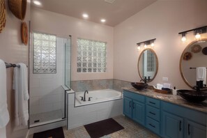 Combined shower/bathtub, jetted bath, hair dryer, towels - Sedona 4BR Retreat w/ 2 King Suites, Fireplace, & Hiking (Sedona)