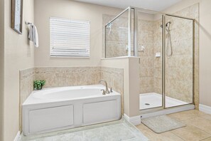 Combined shower/bathtub, hair dryer, towels, soap - 5 bed/4 Bath Home with Pool/ Spa/ Games Room - Nr Champions Gate  (Davenport)