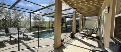 Una piscina al aire libre, una piscina climatizada