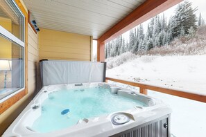 Outdoor spa tub - Ski-in/Ski-out Retreat W/ Private Hot Tub, Full Kitchen, Fireplace & Free WiFi (Big White Mountain)