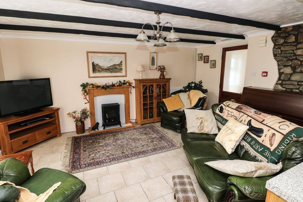 Y CARTWS, pet friendly, character holiday cottage in Llandysul