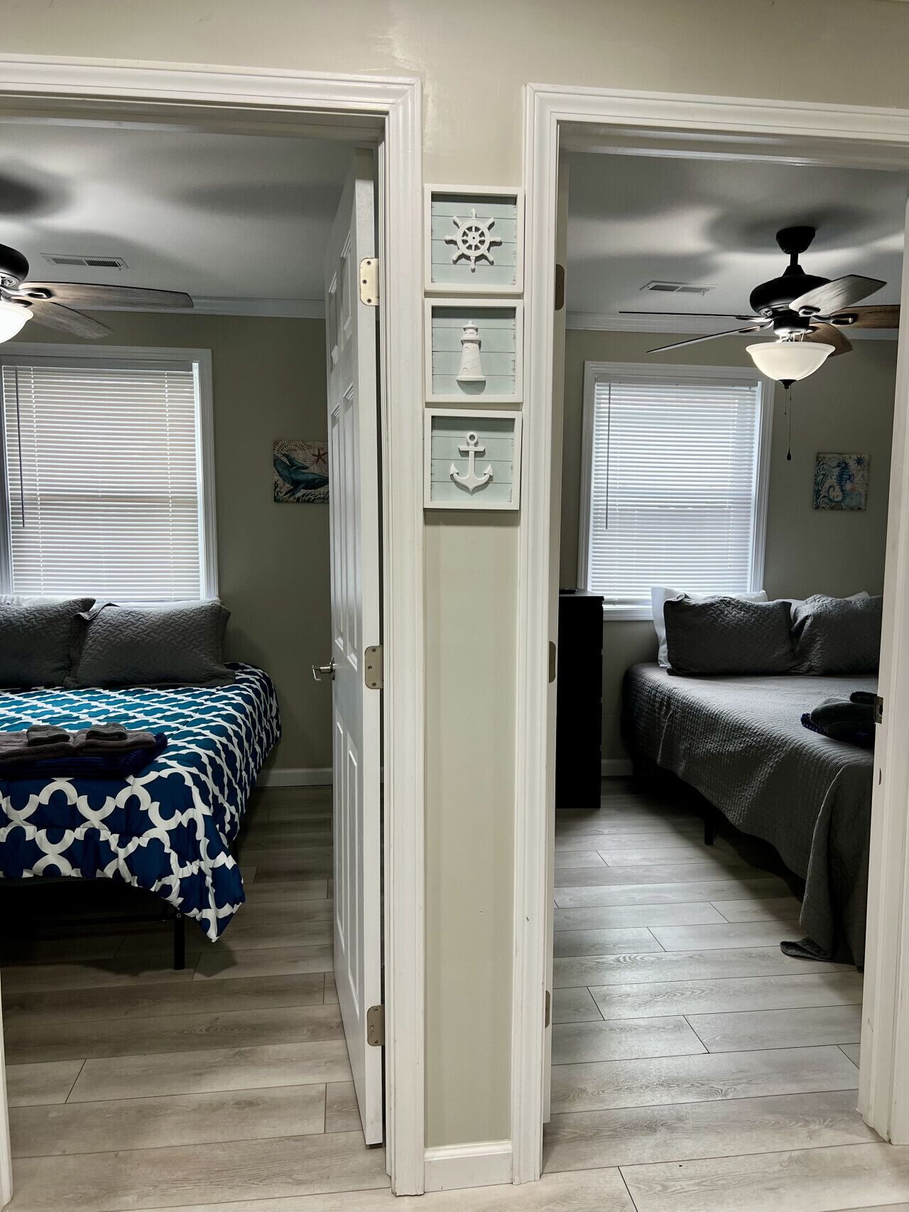 1 habitación, escritorio, tabla de planchar con plancha y cuna de viaje 