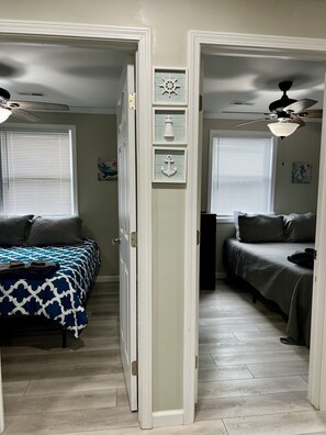 1 chambre, bureau, fer et planche à repasser, lit parapluie