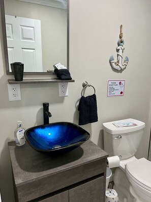 Sèche-cheveux, serviettes fournies