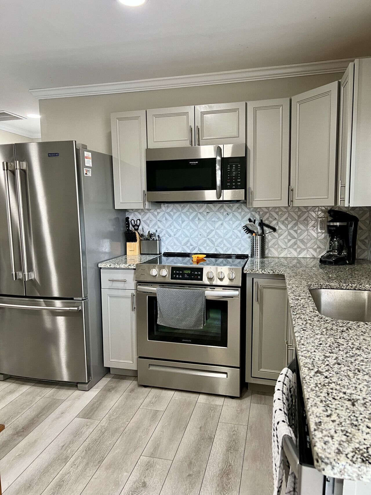 Kjøleskap, mikrobølgeovn, ovn og kokeplater