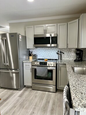 冰箱、微波炉、烤箱、炉灶