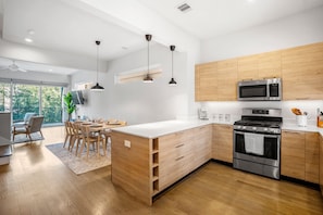 Refrigerador, microondas, horno y parrilla de estufa