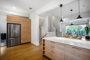 Interior - Ethereal Rooftop Retreat - 1 km from FIFA Fest (Houston)