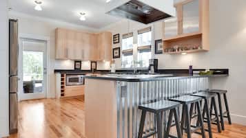 Fridge, microwave, stovetop, dishwasher