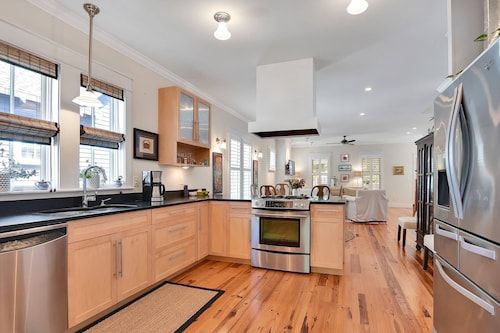 Wonderful Cottage - Only 3 Blocks From Downtown Southport Shops and Dining! Outdoor Gas Fire Pit!