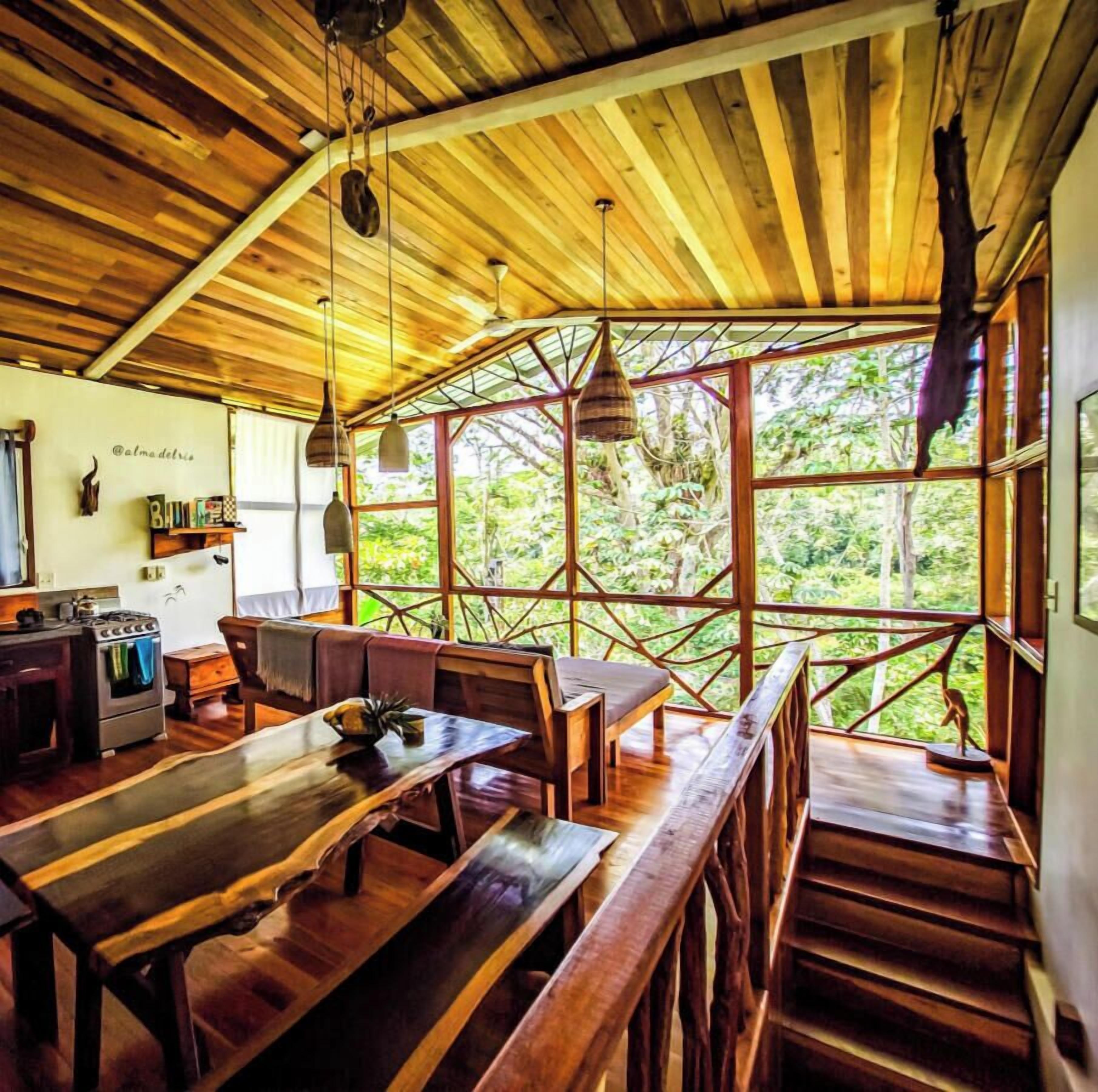 Kjøleskap, ovn, kokeplater og kaffetrakter/tekoker