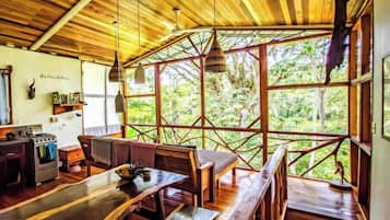 Kjøleskap, ovn, kokeplater og kaffetrakter/tekoker