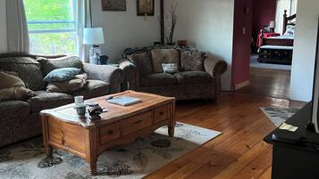 Smart TV, reproductor de DVD, libros y videoteca