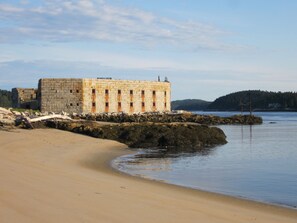 Playa en los alrededores, camastros y toallas de playa 