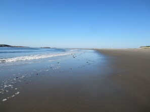 Beach nearby, sun-loungers, beach towels