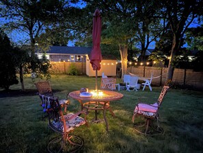 Outdoor dining - A Cozy Cape house steps to Restaurants & Beaches ~1.4 miles down scenic roads (Yarmouth)