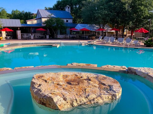 Panoramic Lake Travis Escape – 3BR 3BA Unit w  Lake View Balcony & Resort Pools