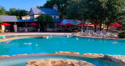 Panoramic Lake Travis Escape – 3BR 3BA Unit w Lake View Balcony & Resort Pools
