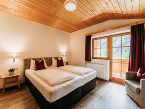 4 bedrooms, iron/ironing board, Internet