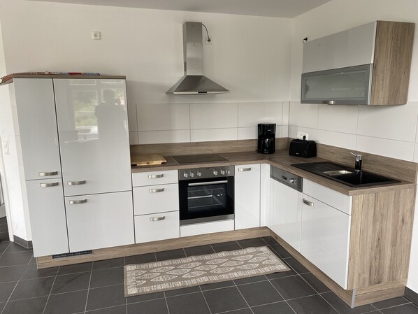 Kühlschrank, Ofen, Herdplatte, Geschirrspüler