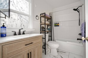 Hair dryer, towels, shampoo - Historic Drake Cottage 30 Day Rental. Across from Drake Park, Mirror Pond, downtown Bend. Furnished. (Bend)