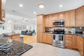 Kjøleskap, mikrobølgeovn, ovn og kokeplater