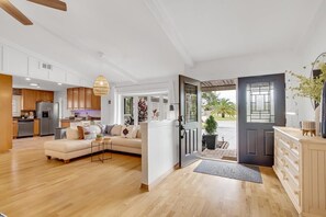 Tv, bøger, kontorer