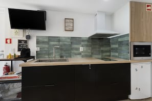 Fridge, microwave, oven, stovetop - Apartment Alfama Travel in the Heart of Lisbon and near the Harbour. (Lisboa)